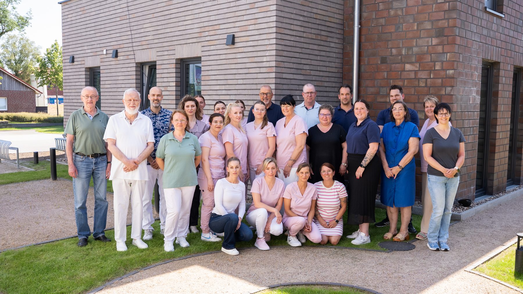 Das Team der VasiClinic vor der Praxisklinik in Friedeburg