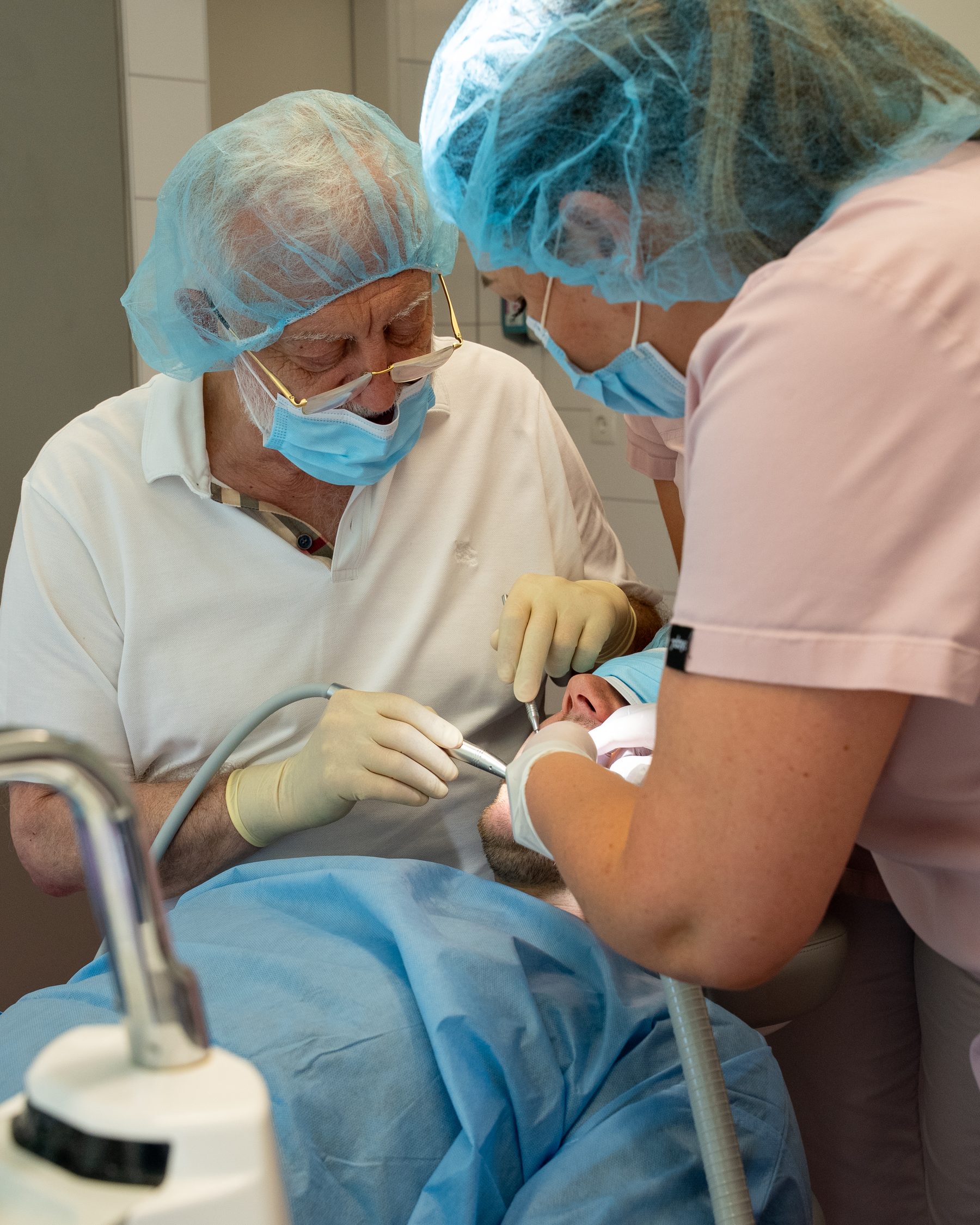 Zwei Behandler der VasiClinic bei einem Eingriff